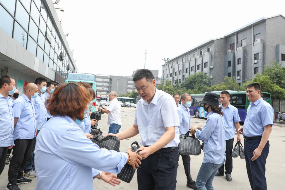 炎炎夏日 徐州yp街机集团领导为职工送清凉